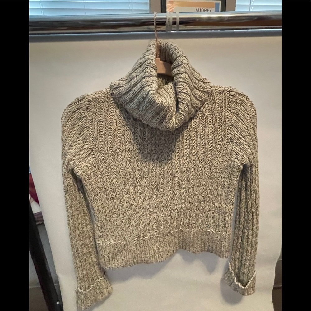 Free People gray turtleneck sweater.  Size xs